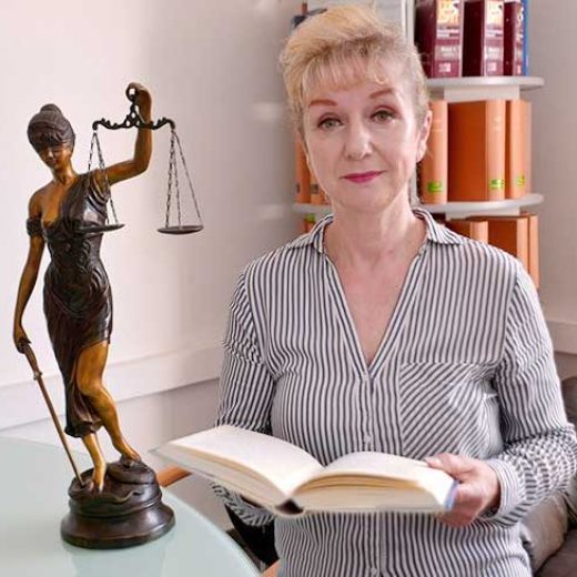 Rechtsanwältin Bettina Ziegler in ihrer Kanzlei in Weimar
